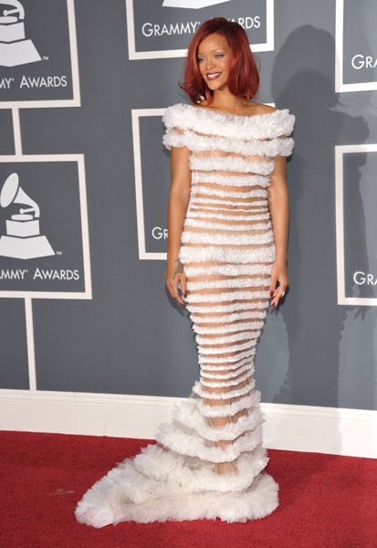 selena gomez face knees. Grammy Awards Fashion